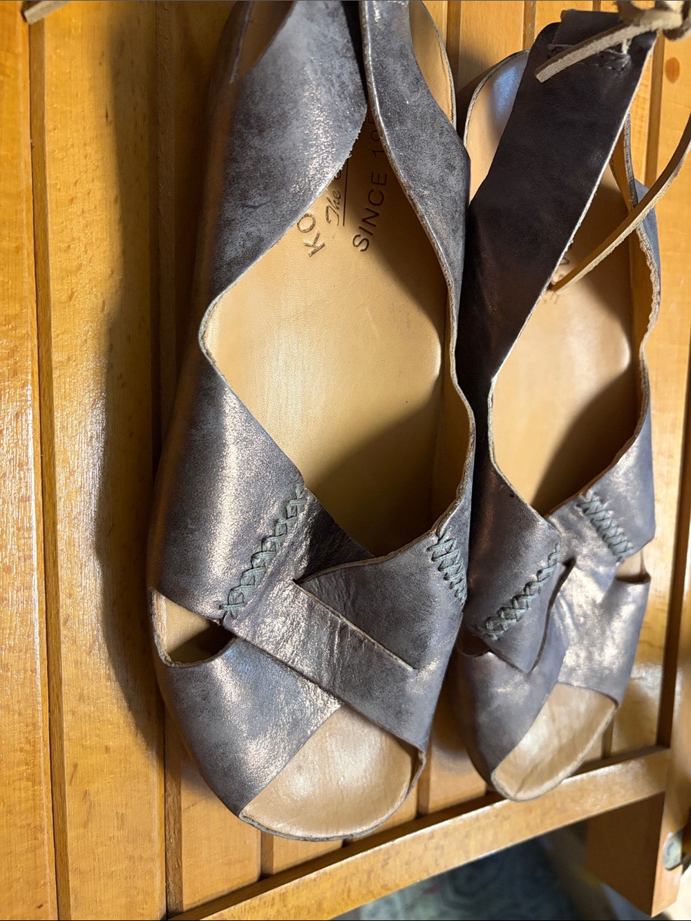 Women’s Kork-Ease Metallic Pewter Leather Peep-Toe Sandals Size 8/39